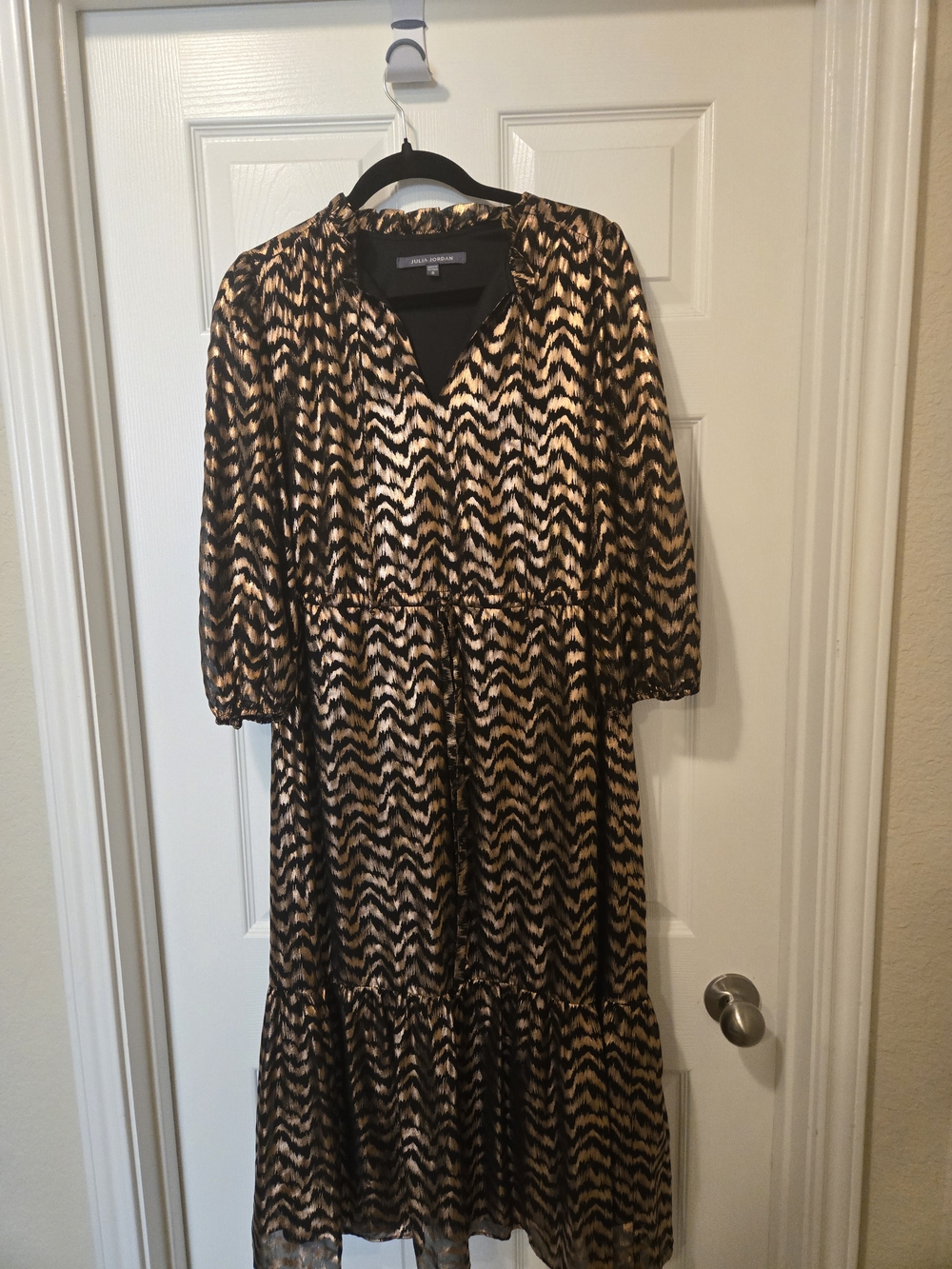julia jordan Black and Gold Chevron Midi Dress